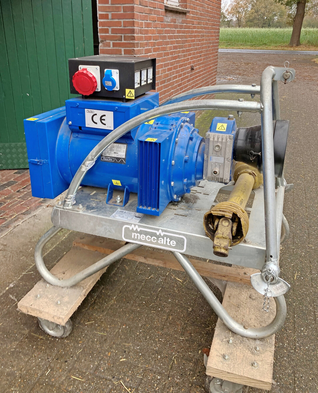 2 F�r eine schnelle Einsatzbereitschaft sollte das Zapfwellenaggregat auf einem fahrbaren Gestell mit Dreipunktaufnahme montiert sein. Die Zapfwelle geh�rt gut sichtbar und griffbereit ans Ger�t.