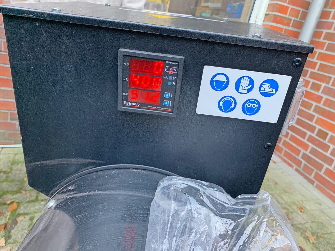 3 Die Anzeigeinstrumente zeigen Stromst�rke (Amperemeter), Frequenz und Spannung an.