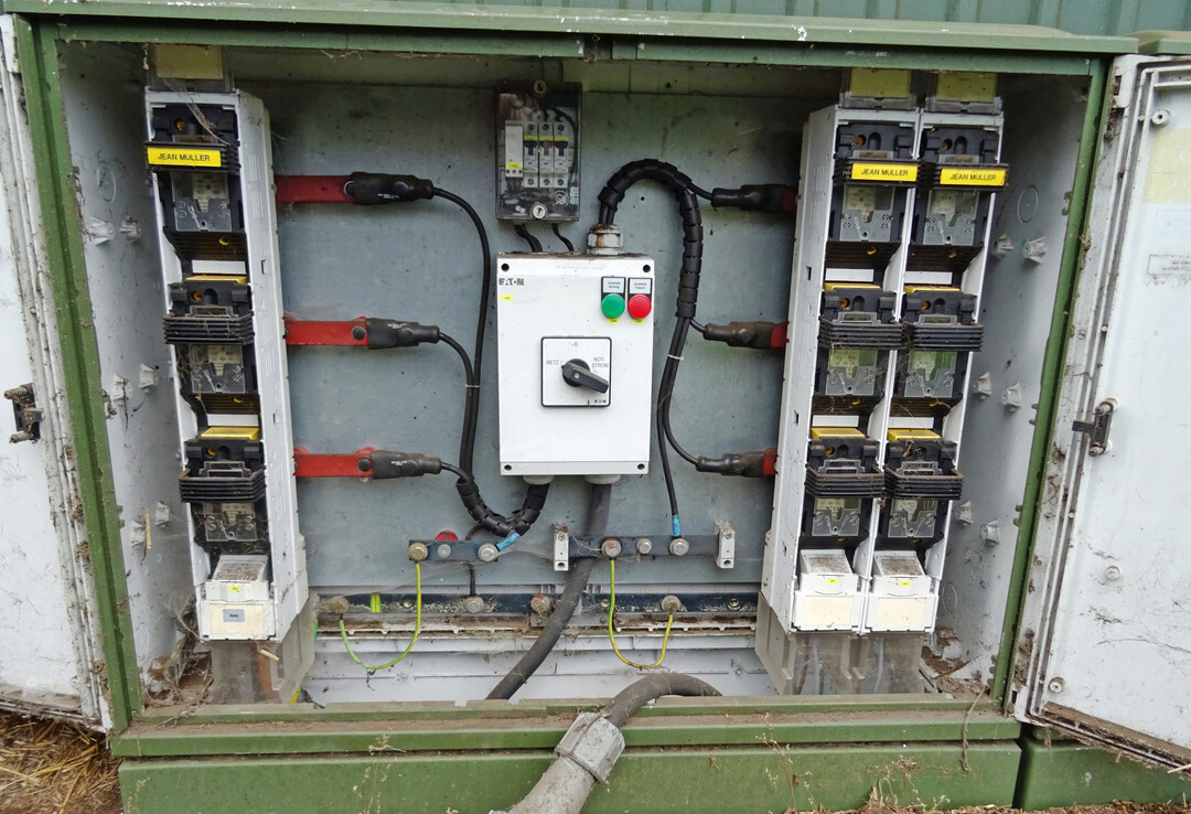 5 Mit einem Netz-O-Notstromschalter (Trenneinrichtung) wird vom normalen Stromnetz auf das Notstromaggregat umgeschaltet.