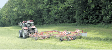 Futter mit hohem Schmutzanteil beeintr�chtigt den G�rprozess. Um den Aufwuchs sauber zu ernten, m�ssen die Ger�te beim Zetten und Schwaden mindestens zwei bis drei Zentimeter hoch eingestellt werden.