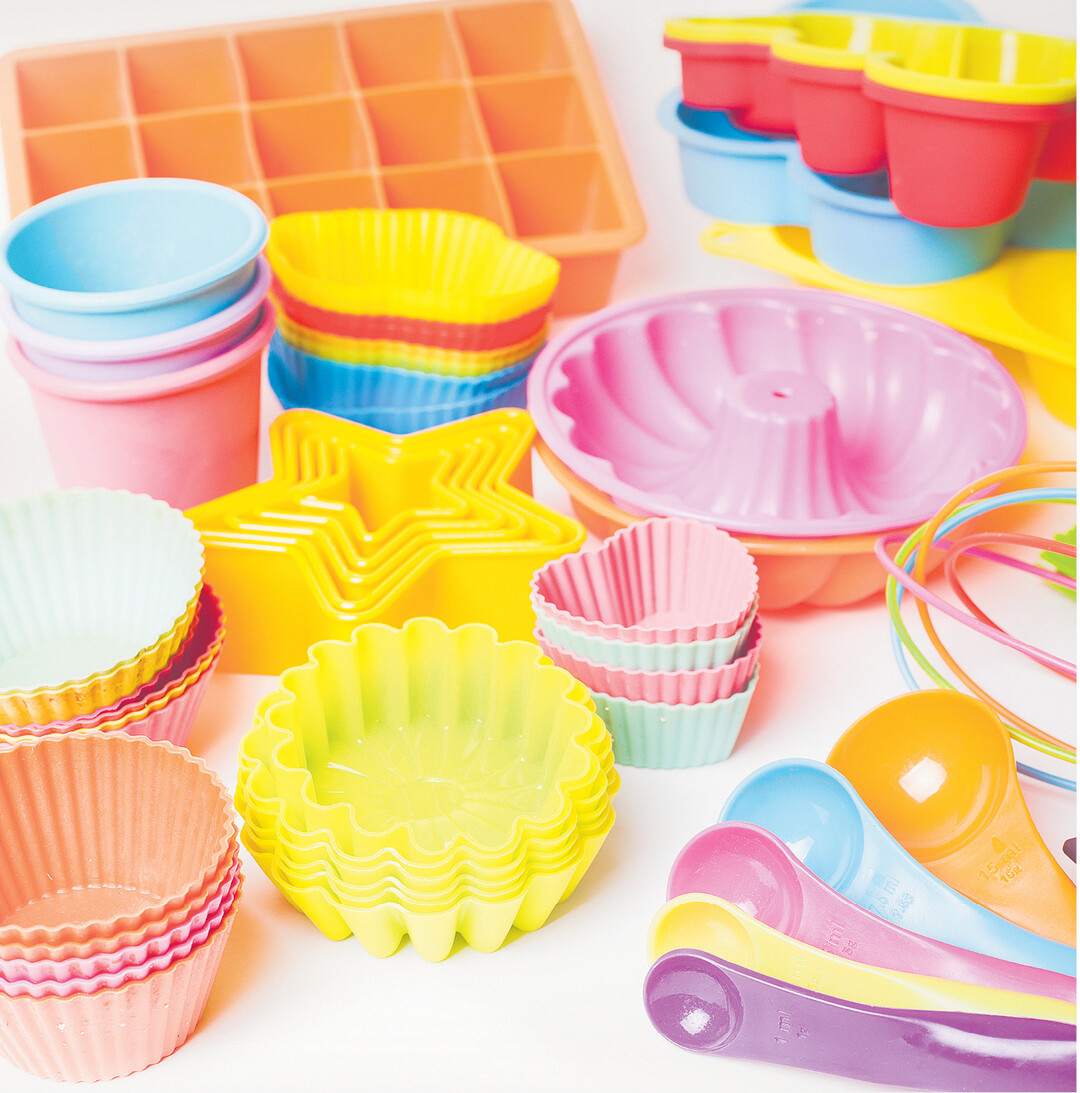 bild der woche Bei den weichen und biegsamen Kuchenf�rmchen aus Silikon entf�llt das Einfetten. Nach dem Backen l�st sich der Kuchen leicht aus der Form. Gr��ere Formen am besten auf ein Backblech stellen und dann erst mit Teig bef�llen und auf dem Blech in den Ofen schieben. Silikonformen eignen sich besonders gut f�r Mikrowellenkuchen.