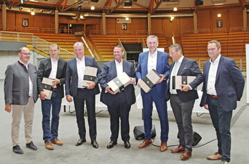 Entspannte Stimmung nach einem engagierten Meinungsaustausch in der Arena Hohenlohe, v. r.: J�rgen Maurer, Peter Hauk, G�nther Fel�ner, Dr. Wilhelm Uffelmann, Clemens T�nnies, Thomas Wieser und Helmut Bleher. 