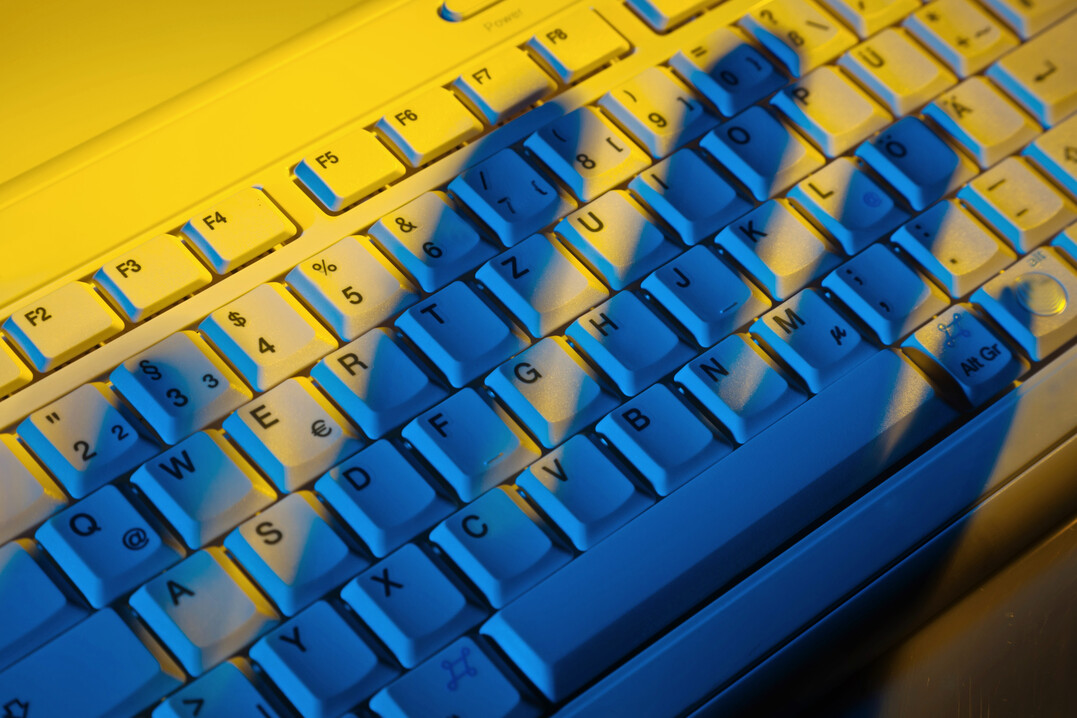 Im Netz drohen viele Gefahren, Betrugsmaschen werden mit KI immer glaubhafter.