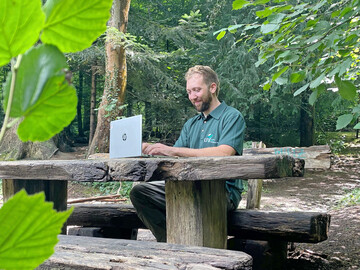 Die Förster sind im Wald zunehmend digital unterwegs. Gut, wenn es einen Netzempfang gibt. So lassen sich die Daten vor Ort direkt einstellen und nachschauen.