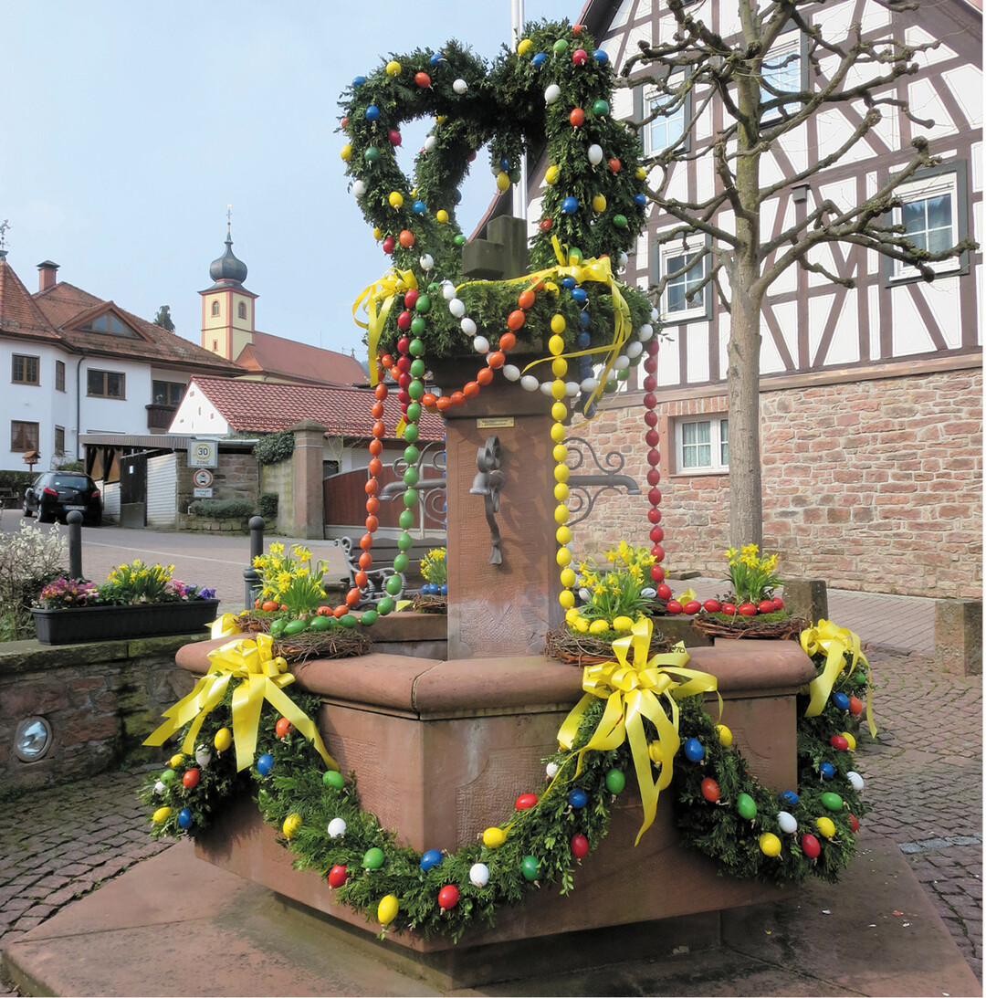Seit 25 Jahren schm�cken die Landfrauen den Osterbrunnen in Heiligkreuzsteinach mit �ber 600 echten bunten Eiern.