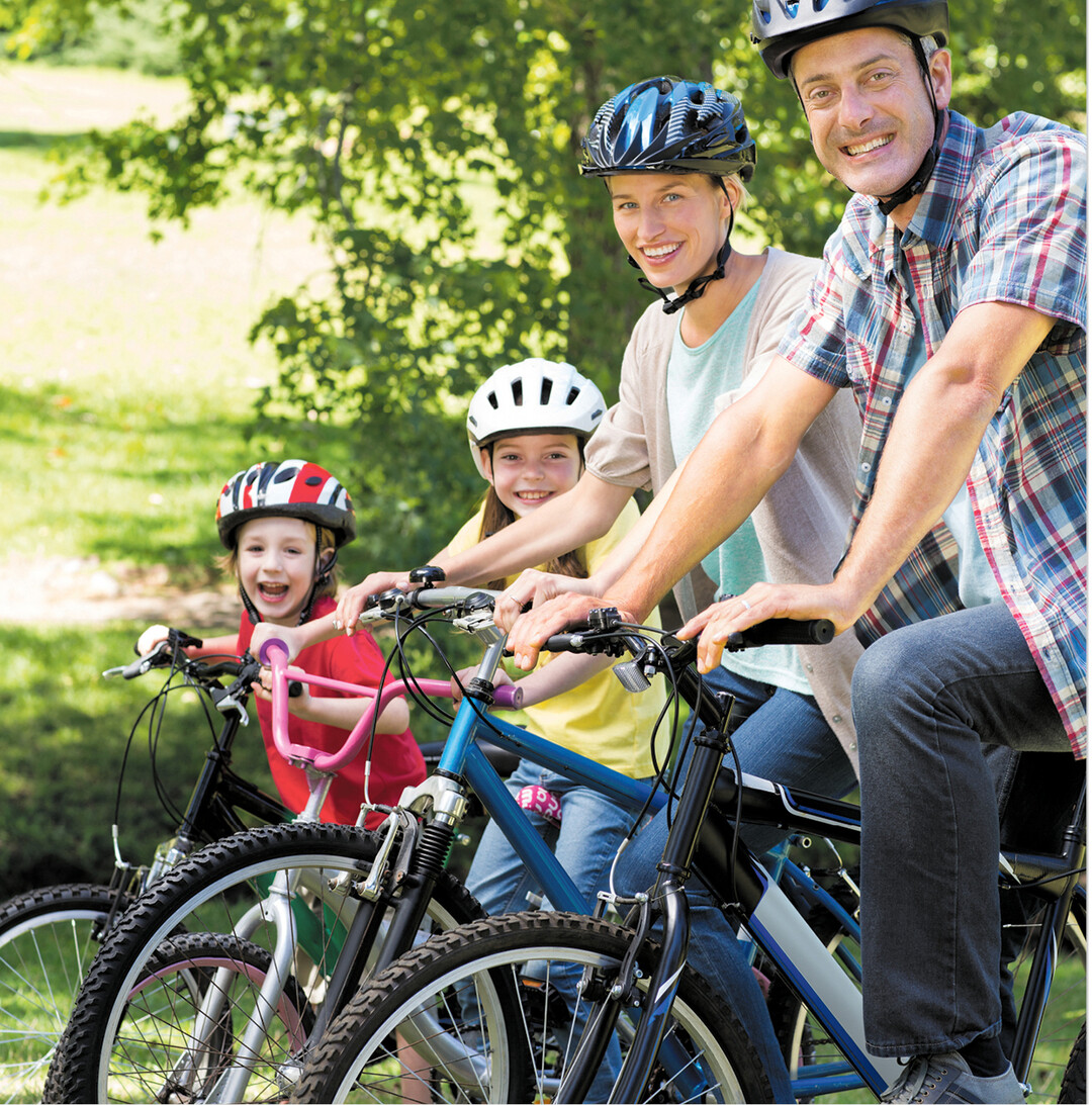 Rad fahren mit der Familie ist jetzt angesagt. Die Sonnenstrahlung ist bereits intensiv. Deshalb beim Arbeiten drau�en und in der Freizeit immer gut mit Sonnenschutz eincremen.