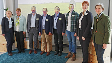 Dr. Anja Pires, Dr. Heike K�hler, Ulrich Kirnberger, Dr. Johannes Henke, Peter Hefner, Sebastian Funk (Projekt NaPA), Dr. Marina Mellenthin (v. l., alle Syngenta), Annette Seifert-Ruwe (Praxisbetrieb).�