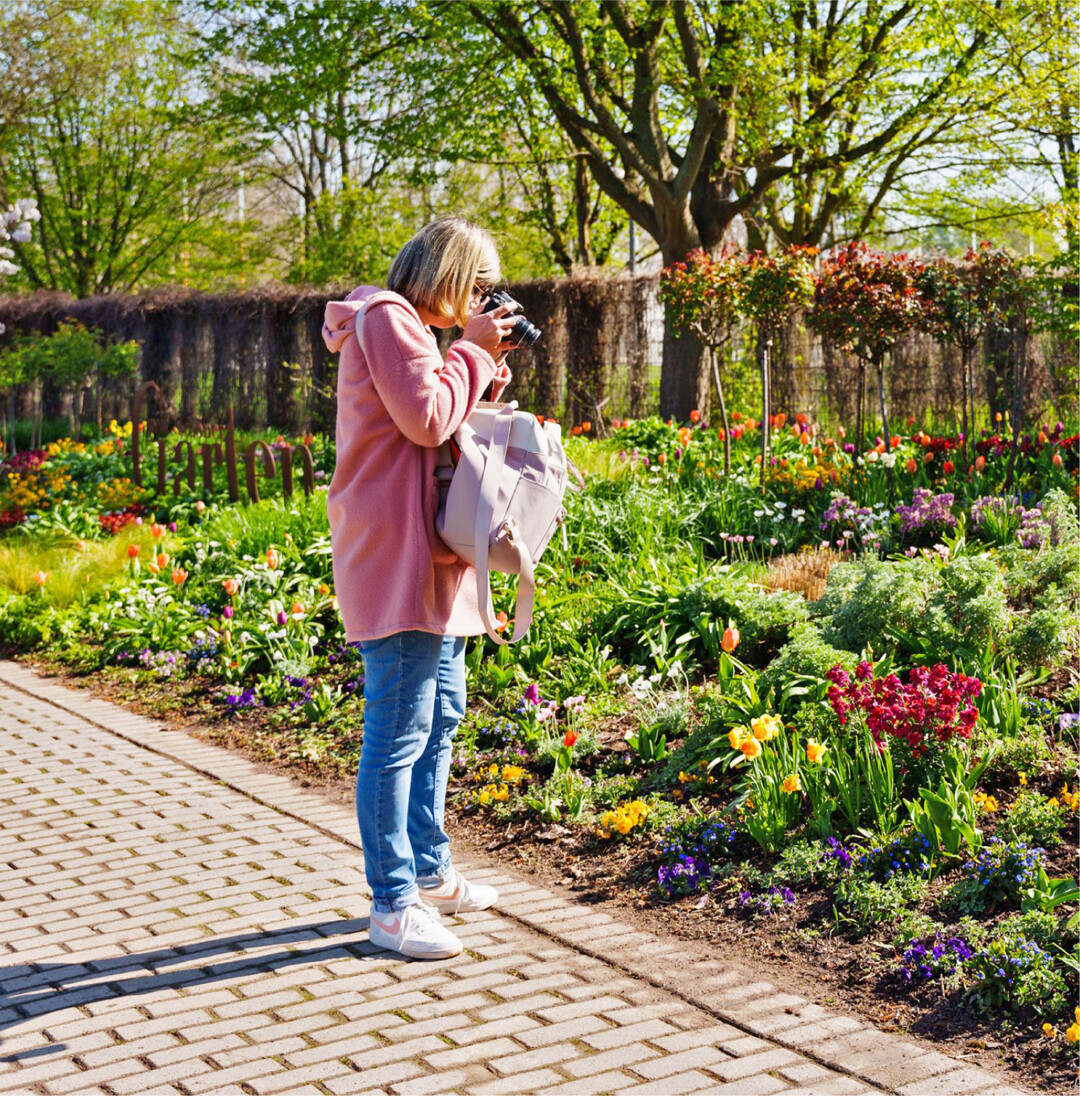 Bundesgartenschau in Mannheim startet Am 14. April 2023 hat die Bundesgartenschau in Mannheim ihre Tore aufgemacht. Bis zum 8. Oktober k�nnen die Besucherinnen und Besucher die insgesamt 104 Hektar gro�e Fl�che erkunden. Der gr��te Fl�chenteil ist das Spinelligel�nde, auf dem bis 2012 das US-amerikanische Milit�r Fahrzeuge und Kampfausr�stungen lagerte. Das Gel�nde ist �ber eine zwei Kilometer lange Seilbahn mit dem Luisenpark verbunden und bildet so eine neu geschaffene Gr�nzone und einen Frischluftkorridor im nord�stlichen Teil Mannheims. Die Gartenschau steht unter den vier Leitthemen Klima, Umwelt, Energie und Nahrungssicherung. Es wurden unter anderem �ber eine Million Blumenzwiebeln gepflanzt, 3,3 Kilometer des Neckars renaturiert und 17 Zukunftsg�rten angelegt. Mehr als 5000 Veranstaltungen sind geplant und rund zwei Millionen Besucher erwartet. In unserer BWagrar-Ausgabe 20 werden wir ausf�hrlicher �ber die Gartenschau berichten. Wer die Gartenschau besuchen m�chte, kann das t�glich von 9 bis 19 Uhr machen. Eine Tageskarte f�r Erwachsene (ab 25 Jahren) kostet 28 Euro, junge Erwachsene von 15 bis 24 Jahren zahlen 11 Euro. F�r Kinder bis einschlie�lich 14 Jahren ist der Eintritt frei. F�r die Anreise mit der Bahn gibt es das Kombiticket Buga 23 f�r 40 Euro, das Ticket f�r den �PNV ist f�r Tages-/Zweitageskartenbesitzer inkludiert. Parkpl�tze stehen am Maimarktgel�nde zur Verf�gung, es verkehrt ein Shuttle zum Buga-Gel�nde. Das Parken kostet 9,50 Euro pro Tag. mi