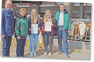 Bei der Urkunden�bergabe (v. l.): Dr. Hans Ableiter (MLR), Annette Jilg (Preisrichterin, LAZBW), Vanessa Sauter (1. Platz), Pia Schoch (2. Platz), Michael Asse (Direktor LAZBW).