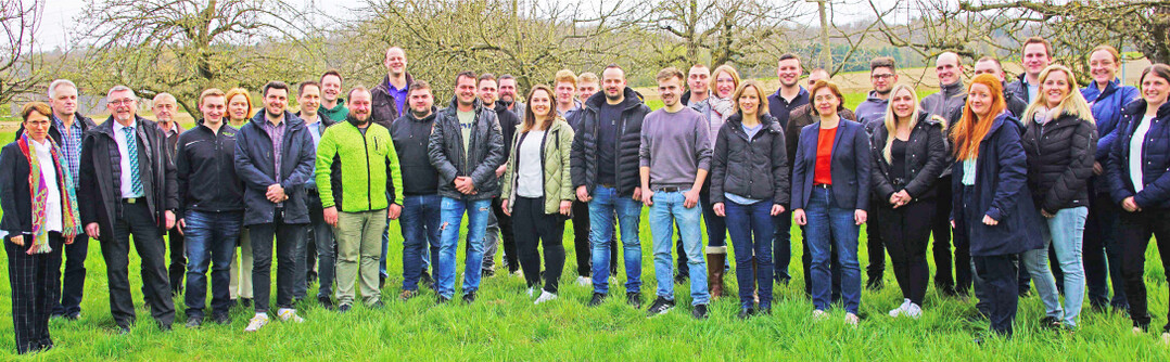 Umrahmt von Vertretern der Schule und aus der Politik freuen sich die 28 Landwirtschaftsfachkr�fte �ber den Abschluss ihrer Ausbildung.