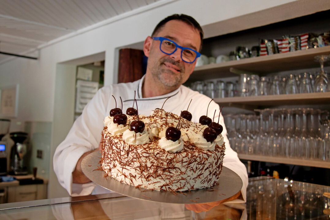Konditor Egbert Laifer vom Caf� �s" Blaue Hus� in Nordrach pr�sentiert seine Schwarzw�lder Kirschtorte.