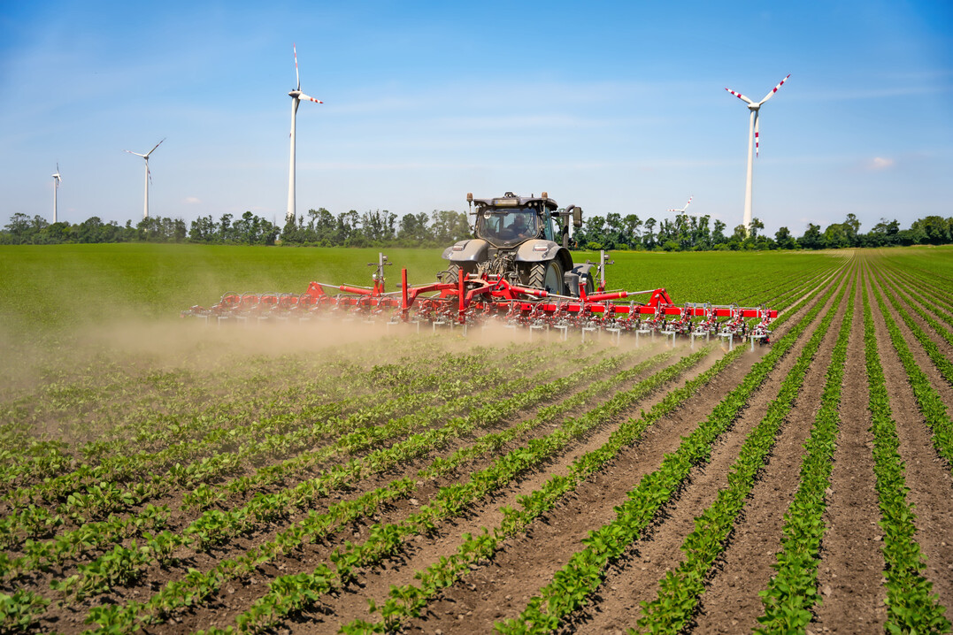 Die zwölf Meter breite Hacke lässt sich auf drei Meter zusammenklappen.