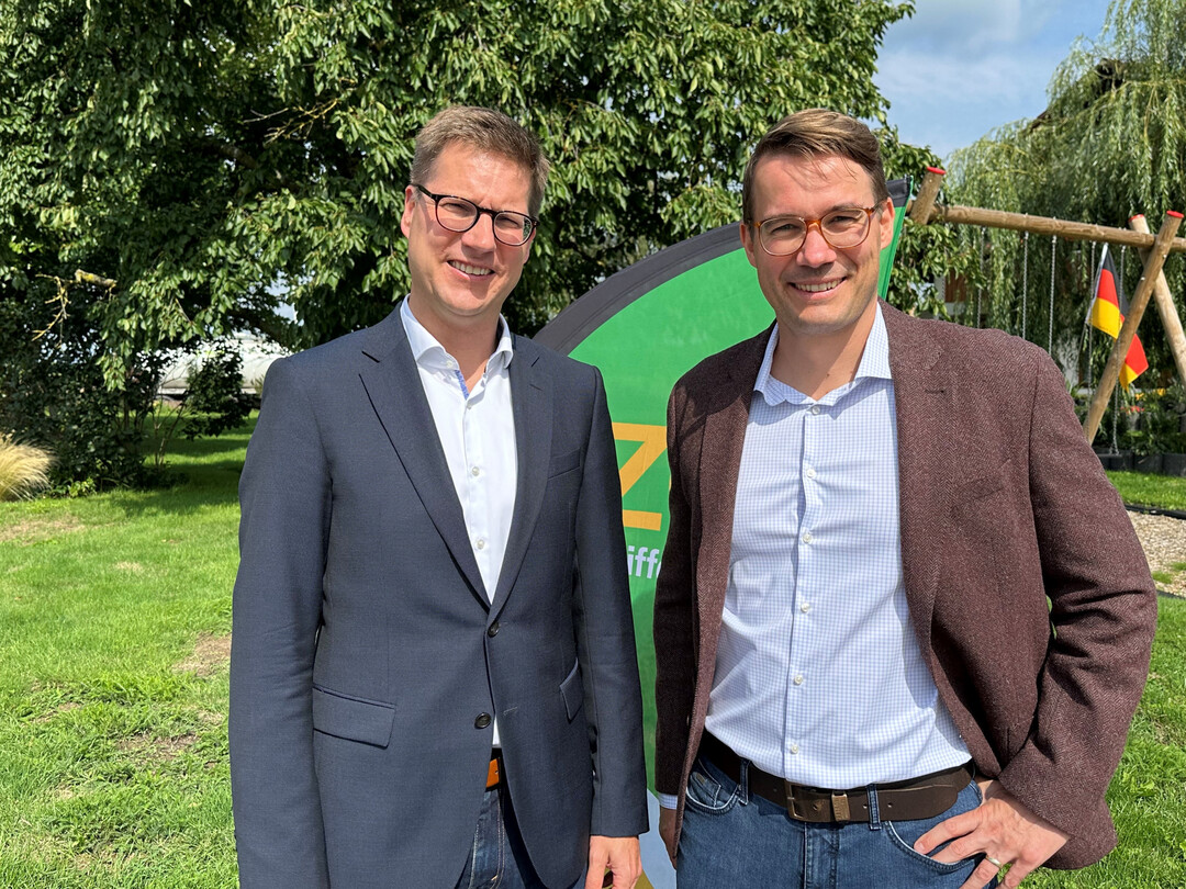 Hoffen auf eine gute Rest-Ernte in 2025: (v. l.) Vorstand Holger Löbbert und Agrar-Geschäftsbereichsleiter Dr. Richard Volz von der ZG Raiffeisen.