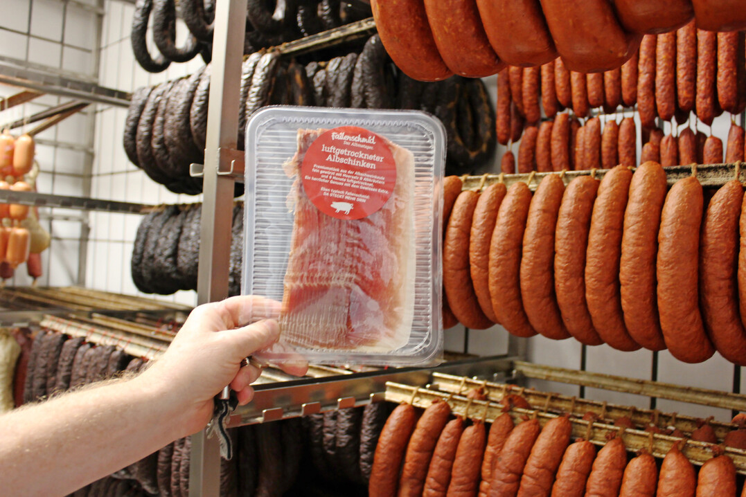 Fleisch- und Wurst: Mit 21,2 Millionen Tonnen entf�llt fast die H�lfte der in der EU erzeugten Menge auf Schweinefleisch. In der zweiten Jahresh�lfte 2025 wird wegen der verringerten Sauenbest�nde mit einer r�ckl�ufigen Erzeugung gerechnet, vermutlich 0,4 Prozent weniger gegen�ber dem Vorjahr. Bei Rind- und Schaffleisch d�rfte die Produktion etwas deutlicher zur�ckgehen. Eine Steigerung der Fleischherstellung wird nur im Bereich Gefl�gel prognostiziert. 