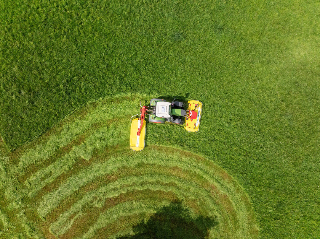 Die Komfortsteuerung lenkt das M�hwerk automatisiert in Abh�ngigkeit des Lenkeinschlags.