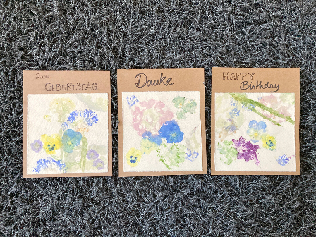 Mit dem bedruckten Papier wurden kleine Karten erstellt.