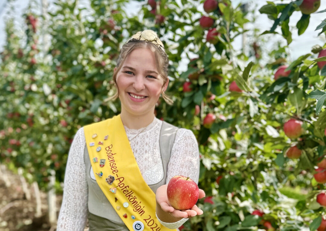 Die Apfelernte am Bodensee f�llt in diesem Jahr Sch�tzungen zufolge um rund zehn Prozent geringer aus als im Vorjahr. Apfelk�nigin Emelie Witzigmann pr�sentiert einen Apfel aus der neuen Ernte.