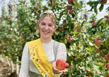Die Apfelernte am Bodensee f�llt in diesem Jahr Sch�tzungen zufolge um rund zehn Prozent geringer aus als im Vorjahr. Apfelk�nigin Emelie Witzigmann pr�sentiert einen Apfel aus der neuen Ernte.