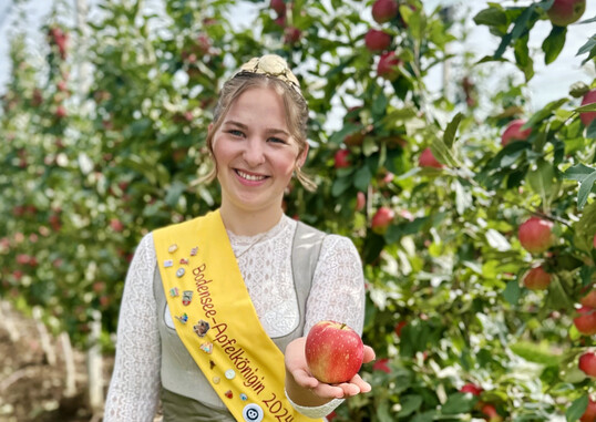 Die Apfelernte am Bodensee fällt in diesem Jahr Schätzungen zufolge um rund zehn Prozent geringer aus als im Vorjahr. Apfelkönigin Emelie Witzigmann präsentiert einen Apfel aus der neuen Ernte.