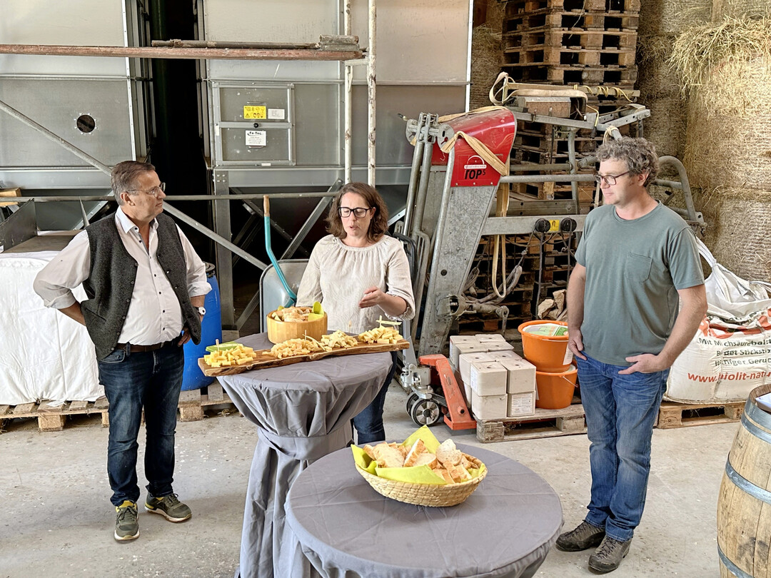 Der baden-württembergische Agrarminister Peter Hauk (l.) ist zu Besuch bei Nadine und Carsten Göz auf dem Leimenäckerhof im Landkreis Calw.