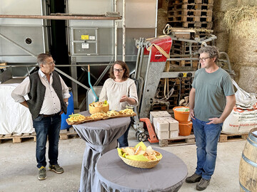 Der baden-württembergische Agrarminister Peter Hauk (l.) ist zu Besuch bei Nadine und Carsten Göz auf dem Leimenäckerhof im Landkreis Calw.