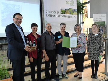 (v.l.) Martin Schöffel, MdL, Staatssekretär im Bayerischen Staatsministerium der Finanzen und für Heimat, die Preisträger Sarah, Michael und Karin Schmetzer-Bucka; Maria Noichl MdEP, Vorsitzende des Deutschen Verbandes für Landschaftspflege (DVL), und Laudatorin Klara Friederich, Geschäftsführerin des LEV Hohenlohekreis.