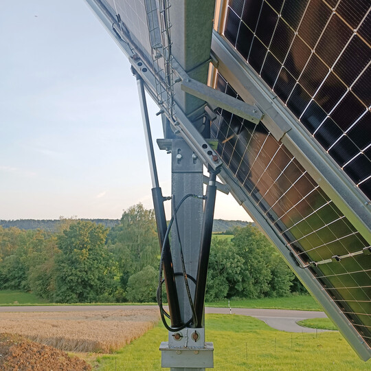 Die Firma Munz führt die Solarmodule hydraulisch in der Ausrichtung.