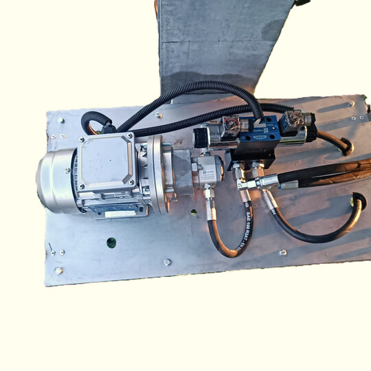 Die Firma Munz führt den Tracker hydraulisch.