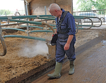 Das hochalkalische Desinfektionspulver Desical plus soll eine gute Hautvertr�glichkeit haben.