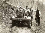 Erste „Prüffahrt“, noch ohne Fahrerhaus, am 9. Oktober 1946. Chefkonstrukteur Heinrich Rößler am Steuer, rechts Hans Zabel, der Namensgeber des Unimog.