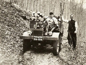 Erste �Pr�ffahrt�, noch ohne Fahrerhaus, am 9. Oktober 1946. Chefkonstrukteur Heinrich R��ler am Steuer, rechts Hans Zabel, der Namensgeber des Unimog.