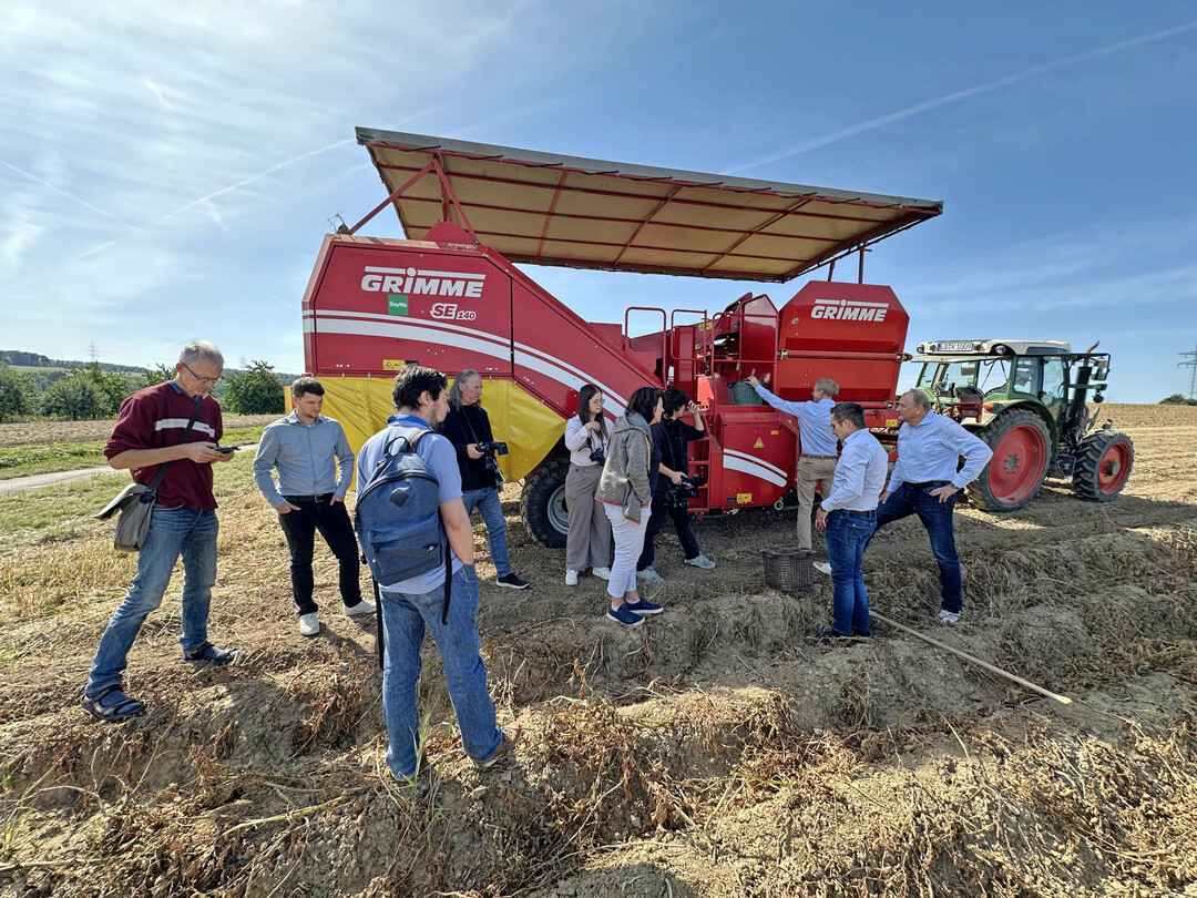 Ortstermin zur Erntepressekonferenz auf dem Acker.