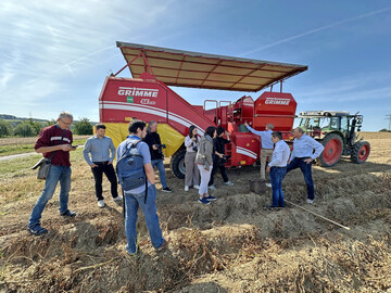 Ortstermin zur Erntepressekonferenz auf dem Acker.