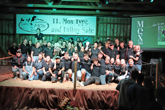 Hochmotiviertes Team: Nach dem Gruppenfoto startete die von manchen bereits sehnsüchtig erwartete After Sale Party, die bis in die frühen Morgenstunden dauerte.