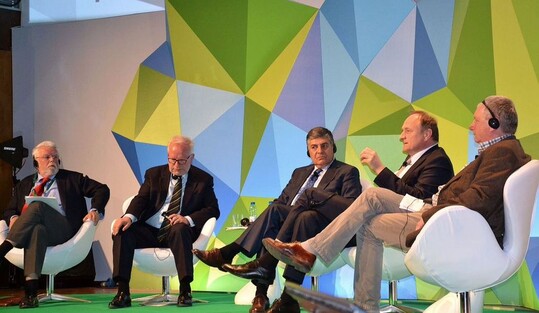 DBV-Pr�sident Joachim Rukwied (2. v. r.) auf dem Podium des internationalen Kongresses zur Weiterentwicklung der EU-Agrarpolitik. Von links: Ricardo Serra, Vizepr�sident des spanischen Bauernverbandes ASAJA, Albert Jan Maat, Pr�sident des europ�ischen Bauernverbandes COPA, Jo�o Machado, Pr�sident des portugiesischen Bauernverbandes CAP (Gastgeber), Pr�sident Rukwied, Henri Brichart, Vizepr�sident des franz�sischen Bauernverbandes FNSEA.