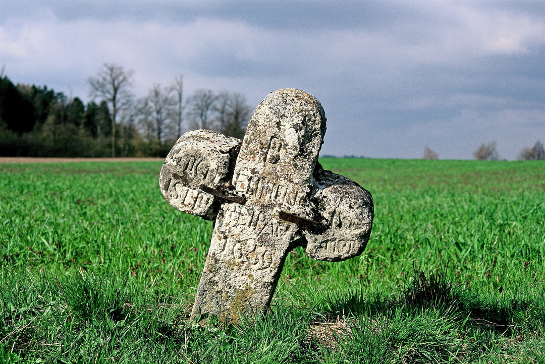 <b>Sonderpreis "Kleindenkmale": </b>
 Von 1997 bis 2000 haben Eva Maria Kraiss aus Michelbach an der Bilz im Kreis Schw�bisch Hall und ihre inzwischen verstorbene fotografische Partnerin Marion Reuter die Gedenk- und S�hnekreuze in den Landkreisen Schw�bisch Hall und Hohenlohe erfasst und insbesondere auch fotografisch dokumentiert. Mit einer Ausstellung ihrer Ergebnisse und einem eindrucksvollen Begleitbuch dazu konnten sie regional gro�es Interesse f�r das Thema wecken. Das war aber nur der Auftakt zu einem seither jahrzehntelangen Einsatz f�r die �ffentliche Wahrnehmung dieser Kleindenkmale und ihrer oft unheilvollen Geschichten mit Ausstellungen, weiteren B�chern und F�hrungen � darunter auch Ausstellung und Begleitbuch von 2018 zu den noch auffindbaren Relikten des einst reichen j�dischen Lebens in der Region.