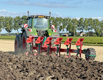 Die neuen Variomat-Pfl�ge von Kverneland haben drei bis sieben Schare.