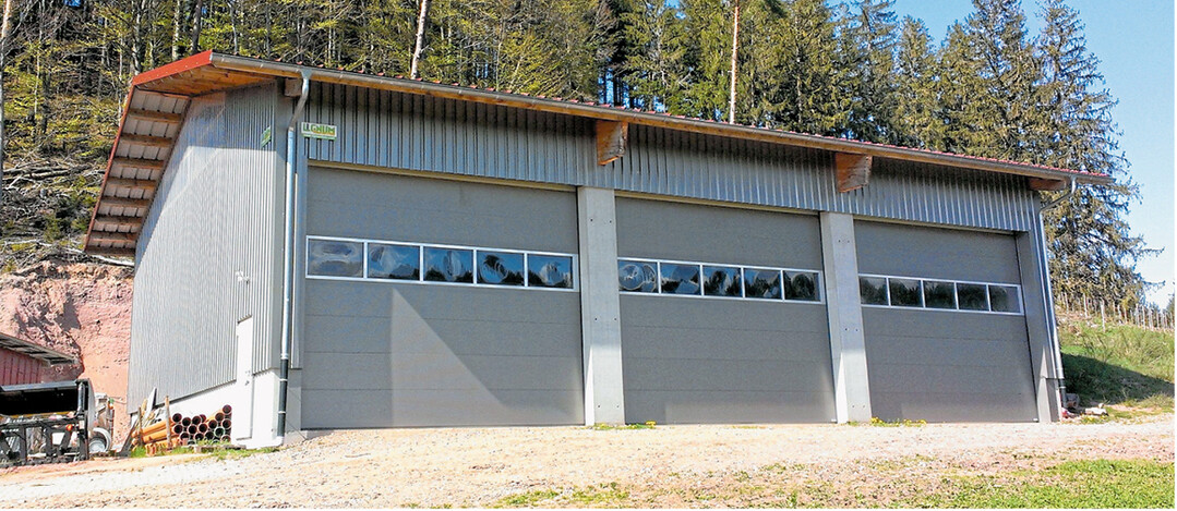 Neue Maschinen-, Ger�te- und Lagerhalle auf dem Schlosshof" der Familie Joos in Elzach-Prechtal  ein zweckm��iger Neubau f�r s�mtliche Nutzungsanforderungen des breit aufgestellten land- und forstwirtschaftlichen Betriebes.