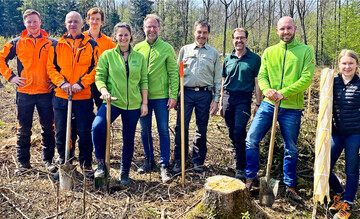 Das Team der Auftaktpflanzung v. l.: Sebastian Hess, J�rgen Hald, Jakob L�blein (Forst-BW), Ida Hartmann (LBV), René Otterbein (in.Stuttgart), Erich Staib und J�rgen Sistermans-Wehmeyer (Forst BW), Jens Ballenweg und Jule Eitel (in.Stuttgart).