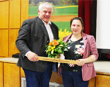 Hermann F�rber �bergibt den Vorsitz an Ina Zwicker.