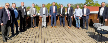 Im Bild, v.l.: Klaus Muggele (LBV), Karl-Heinz Mayer (BLHV), Michael N�dl (stellvertretender Gesch�ftsf�hrer im BLHV), Marco Eberle (Gesch�ftsf�hrer im LBV), Egon Busam (BLHV), Joachim Rukwied (Pr�sident im LBV), Bernhard Bolkart (Pr�sident im BLHV), Hans-Benno Wichert (LBV), Martin Linser (BLHV), Benjamin Fiebig (Gesch�ftsf�hrer im BLHV) und Gerhard Glaser (LBV).