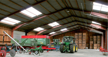 Bei dieser Halle wurden für die Belichtung Lichtplatten in Kombination mit unter dem First angebrachten LED-Strahlern eingesetzt.