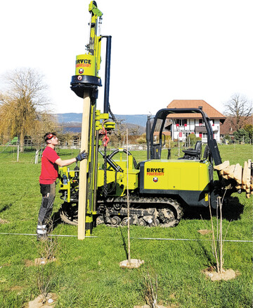 Einschlagen des Pfostens von einer Pfahlramme.