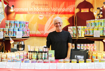 Marc Zabel verkauft an seinem Stand ausschlie�lich Kr�utertees aus dem S�dschwarzwald.