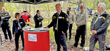Die baden-württembergische Forstverwaltung stellt im Hardtwald Maßnahmen vor. Rund 250 Feuerwehrleute mit 65 Fahrzeugen übten paralell den Ernstfall.