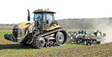 Aufgesatteltes Strip-Tillage-Gerät mit Lockerungsscheiben.