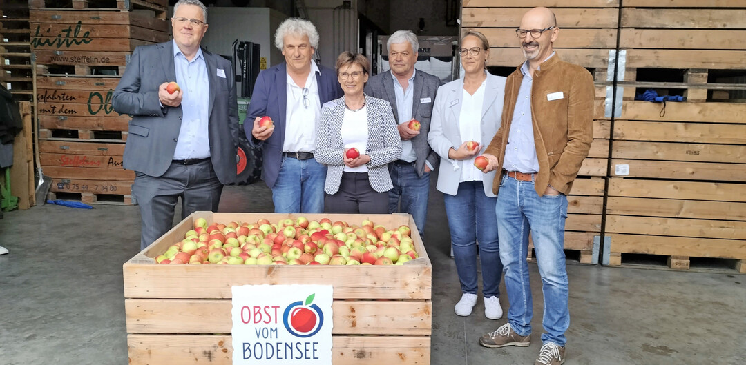 Offizieller Start in die Apfelsaison am Bodensee auf dem Betrieb Steffelin in Markdorf-Ittendorf mit (v. l.) WOG-Gesch�ftsf�hrer J�rgen N�ssle, KOB-Sortenpr�fer Dr. Ulrich Mayr, Staatssekret�rin Sabine Kurtz, Obstregionsvorsitzender Thomas Heilig, Obstregionsgesch�ftsf�hrerin Anja Renz und Obstregionsvorsitzender Erich R�hrenbach. 