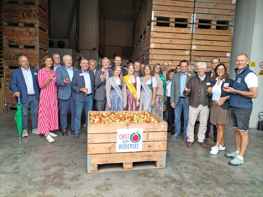 Eine gro�e G�steschar aus Politik, Berufsstand und Vermarktung begleitete mit den Apfelhoheiten Emelie Witzigmann, Marlene L�hle und Lara Baur die Er�ffnung der Apfelsaison am Bodensee. 