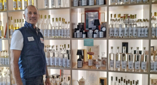 Christoph Steffelins Steckenpferd ist die Brennerei. Er hat die Fortbildung zum Edelbrandsommelier absolviert. 