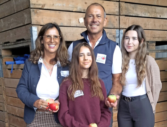 Monika und Christoph Steffelin mit ihren T�chtern Anna (r.) und Svenja boten auf ihrem Betrieb in Markdorf-Ittendorf einen idealen Rahmen f�r den offiziellen Saisonauftakt in die Apfelkampagne am Bodensee.  